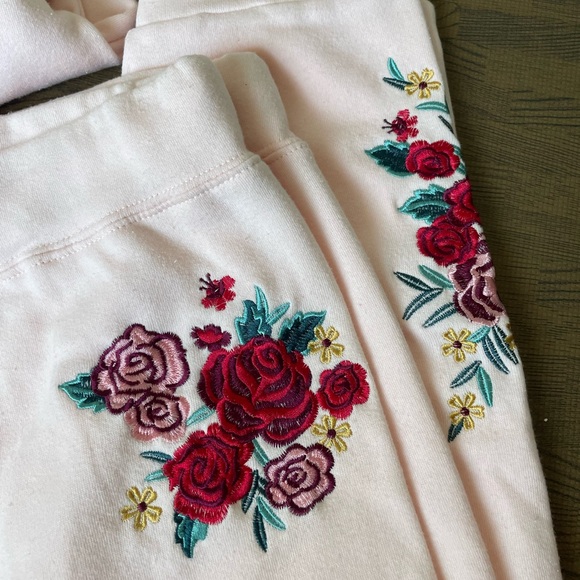 NWT Make + Model Embroidered Sweatshirt & Pants Loungewear Set, Light Pink - Picture 2 of 12